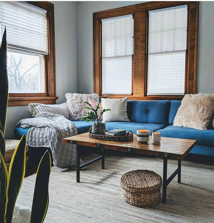 Cozy pillows and earth tones create a sense of hygge in this living space. @thegrowingcandle